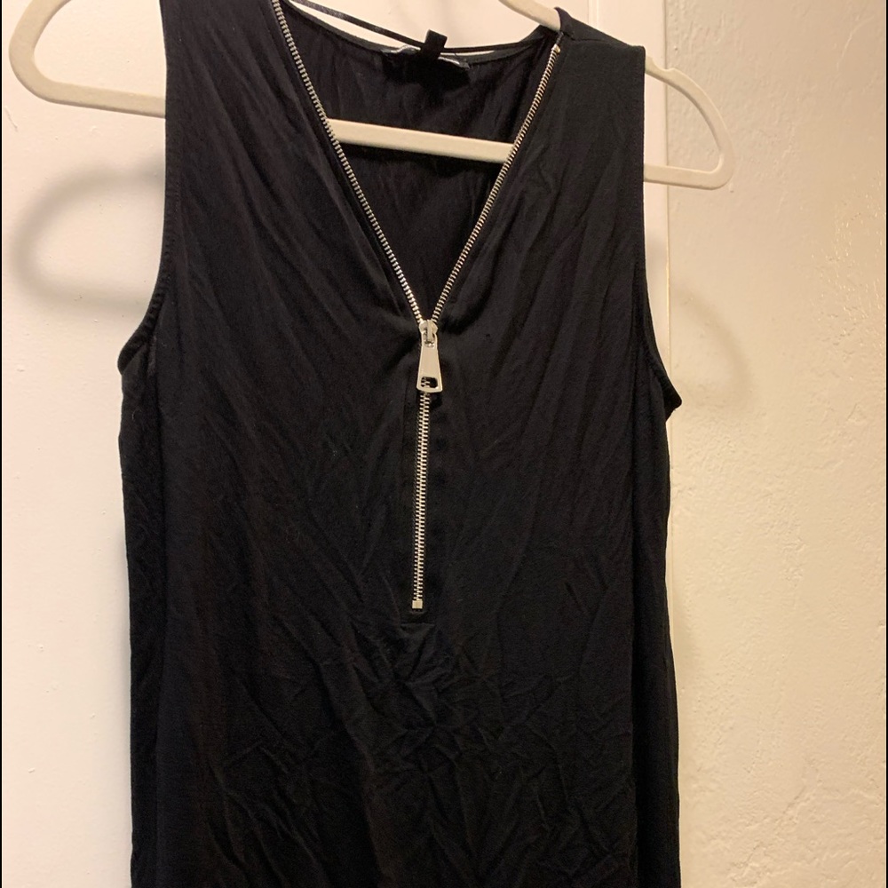 Cable and Gauge black  zipper top.  Size Medium